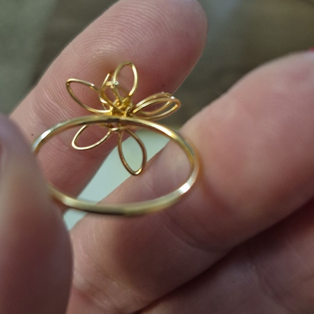 ♡♡♡Handcrafted Gold-Tone Wire Flower Ring